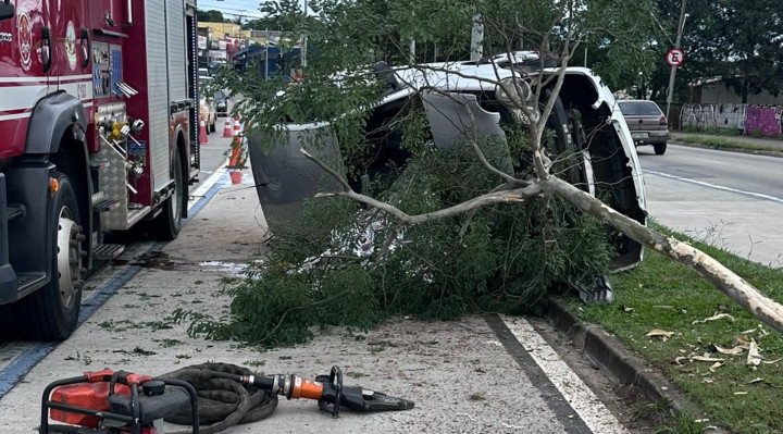 Capotamento mata passageiro na avenida Itavuvu